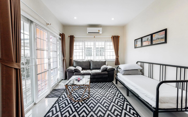 Glass House, Mountain View, Near Airport-City