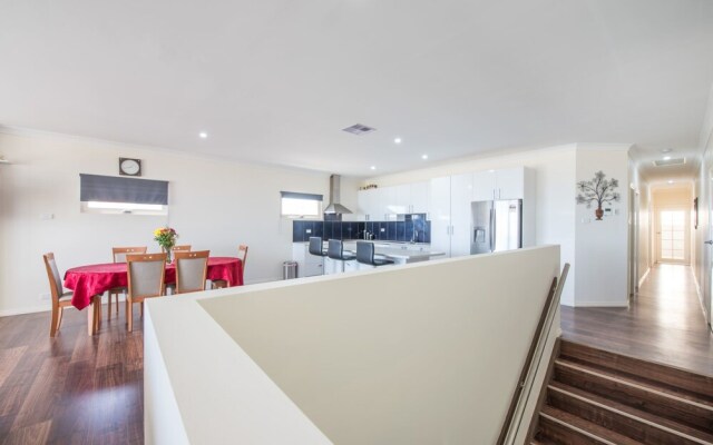 The Oasis - 6 Turnberry Drive, Links Lady Bay