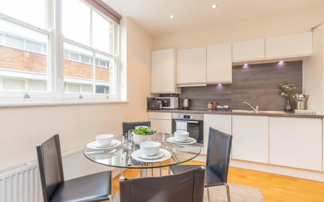 Modern Two Bedroom Apartment in Hammersmith - 203a, London