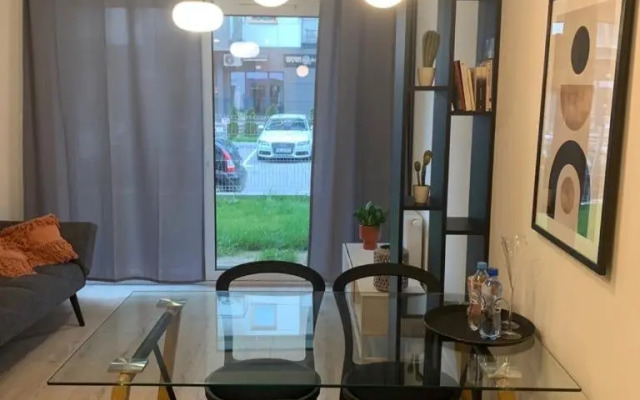 Uroczy apartament z ogródkiem