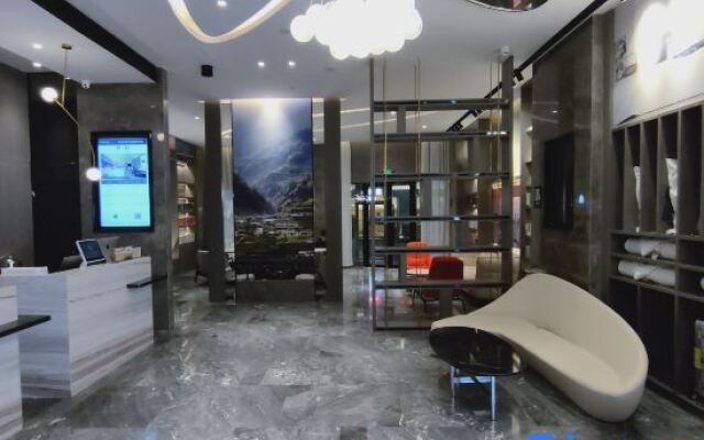 Atour Hotel Wuhan Guanggu Qingnianhui Jinrong Port