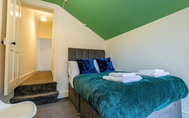 Host Stay Compton House