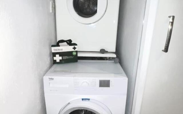 Newly renovated 1 bedroom flat with garden pergola