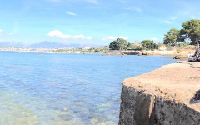 CHEZ ZIZOU - F2 CAP Dâ€™ANTIBES VERSANT OUEST