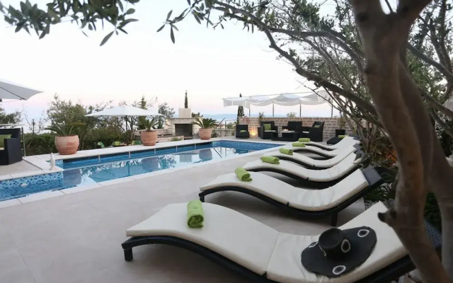 Okrug Gornji Luxurious Escape Villa With Pool