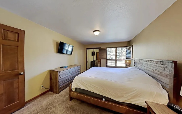 Slopeside Deluxe 2 Bedroom Condo with Free Parking, Spa, Free Gondola (Sierra Megeve 25) by RedAwning
