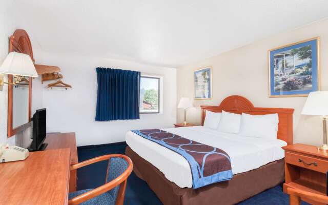 Super 8 by Wyndham Montgomery Maybrook