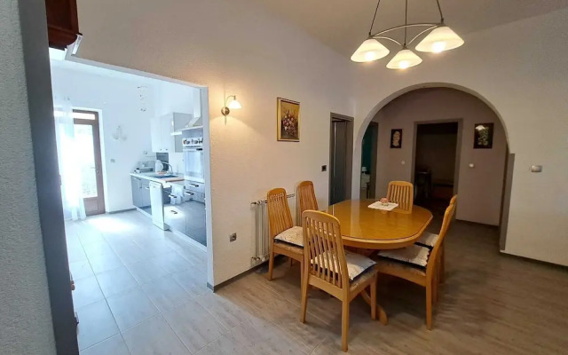 Spacious Urban Retreat Apartment With Terrace