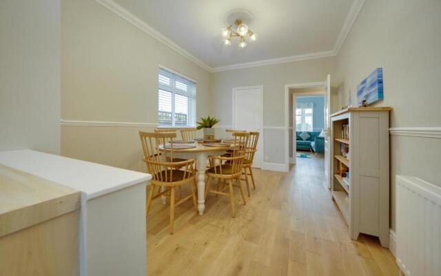 Super 5 Bedroom Family Friendly Retreat Rustington