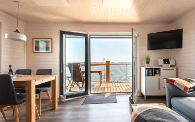 Houseboat Harmony