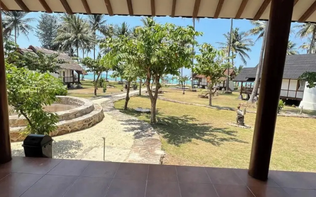 Arys lagoon bungalow & hotel
