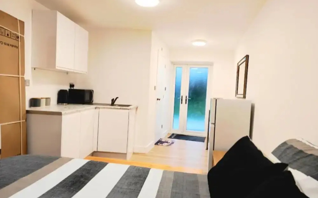 Luxury Ensuite - Sleeps 2-wifi,garden,parking