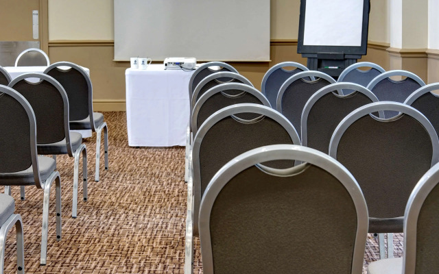 Cresta Court Hotel