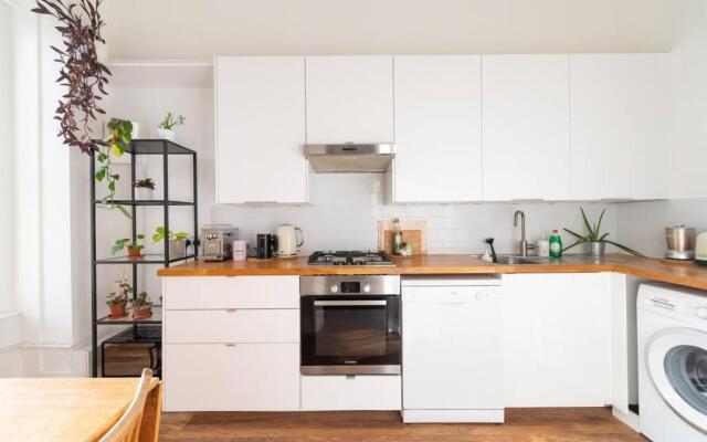 Spacious 2 bedroom sea view flat. Sleeps 6