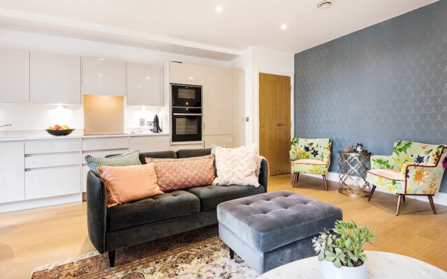Rosy and Cosy West London Apartment