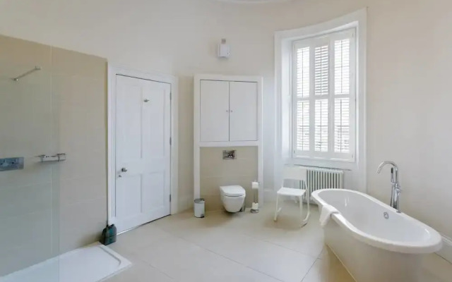Luxurious Bathroom in a Central Georgian Apartment