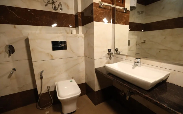 Hotel Starex Opp. Artemis Hospital