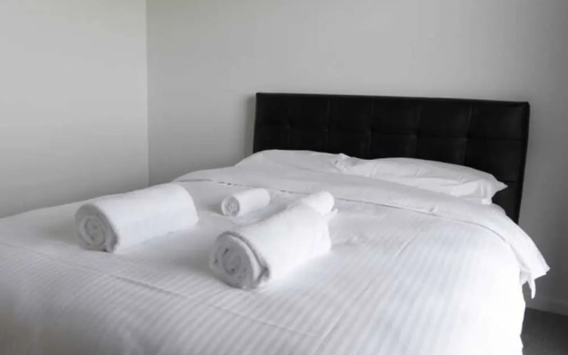 New Spacious 2 Bedroom With Gorgeous City Views – Guest Rooms – Melbourne