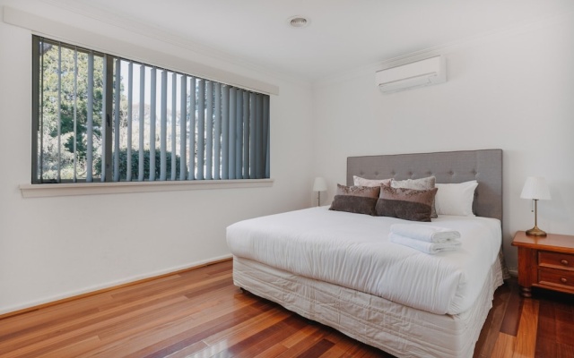 Restful Canberra Retreat in Spacious Terrace Home – Guest Rooms – Deakin