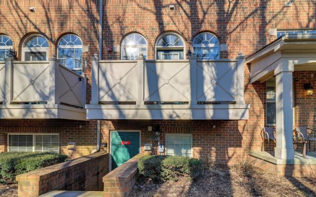 Michigan Townhome w/ Smart TV: 25 Mi to Detroit!