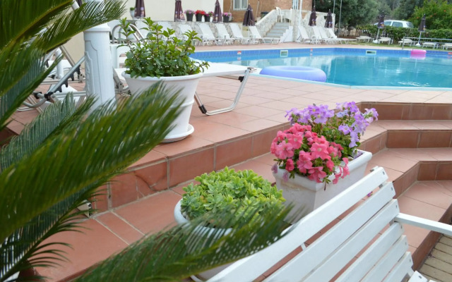 Nikos Apartments