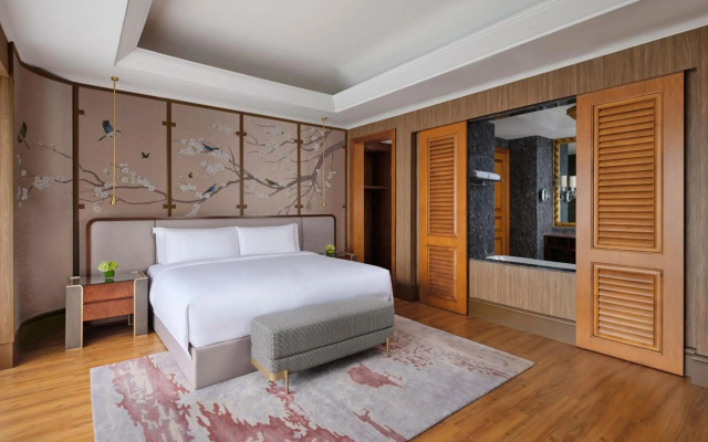 The Ritz-Carlton Jakarta, Mega Kuningan