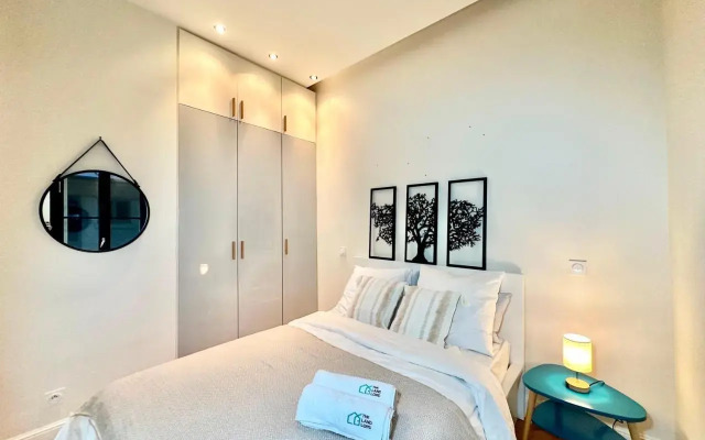 Family Apartment In Front Of The Eiffel Tower