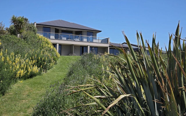 Curio Bay Salt House Motel