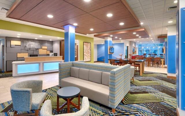 Holiday Inn Express & Suites Gainesville I-75 by IHG