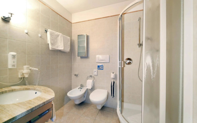 Flora Hotel & Suites