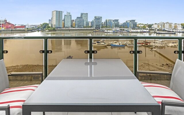 Supererior Modern Riverside Fulham Apartment With Balcony and 2 Parking Spaces