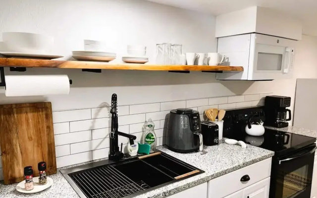 Rustic Gem 5min-asian District Full Kitchen