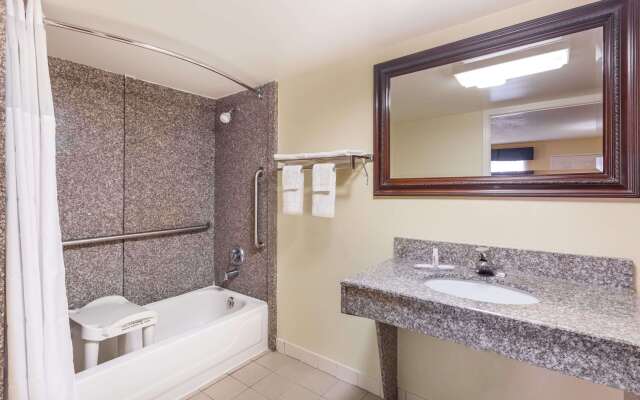 Days Inn & Suites by Wyndham Warner Robins Near Robins AFB