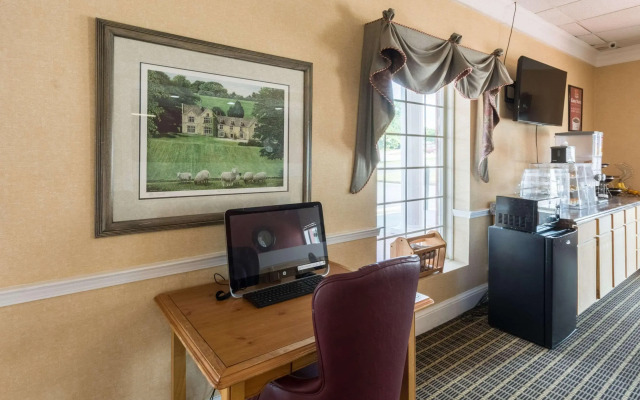 Econo Lodge Inn & Suites