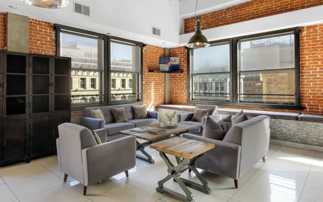 Skyline Lofts by Avantstay: a Multi-level Industrial-chic Retreat in Dtla With Rooftop Views, Soaring Ceilings & Steps to Dining, Music & Culture