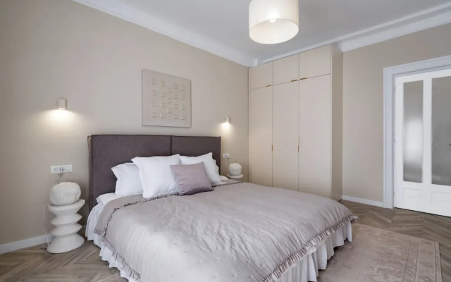Elegant 3BR Steps away Cismigiu Gardens