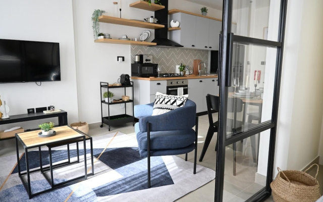 Contemporary 1BR Sleeps4 Balcony Pool Gym Dxbhills