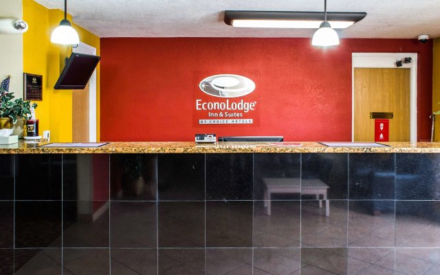 Econo Lodge Inn & Suites Walnut