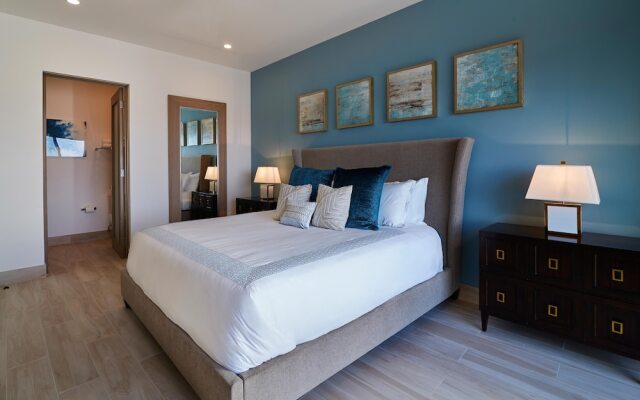 Luxurious Oceanfront Living, Minutes From Downtown: Villa Land's End