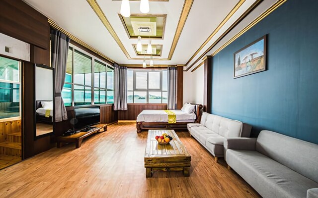 Yeosu White Village Pension