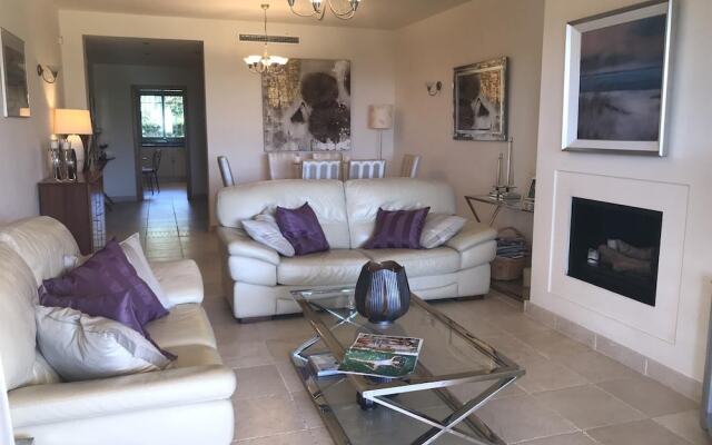 Apartment with Sea Views and Own Garden