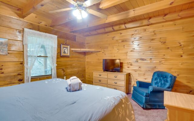 Cabin w/ Hot Tub ~ 6 Mi to Downtown Gatlinburg!
