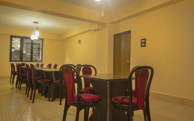 OYO 18455 Hotel Golden Shangrila