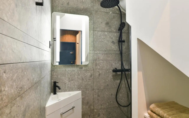 141-Suite Klein, townhouse style APT, Marais, Paris