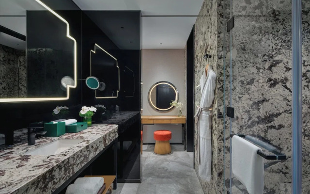 Hualuxe Chongqing Wushan by IHG