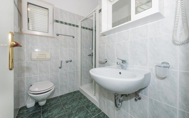 Beautiful Home in Razanj With Jacuzzi, Wifi and 4 Bedrooms