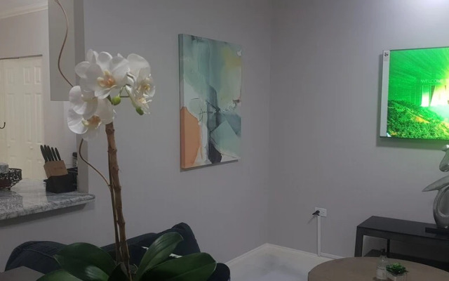 5 Star Fresh And Clean Condo In New Kingston