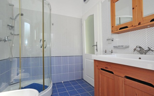 Nice Home in Slatine with Hot Tub, WiFi & 3 Bedrooms