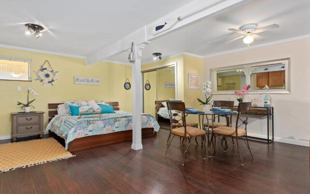 Santa Barbara Cozy Studio with Private Patio
