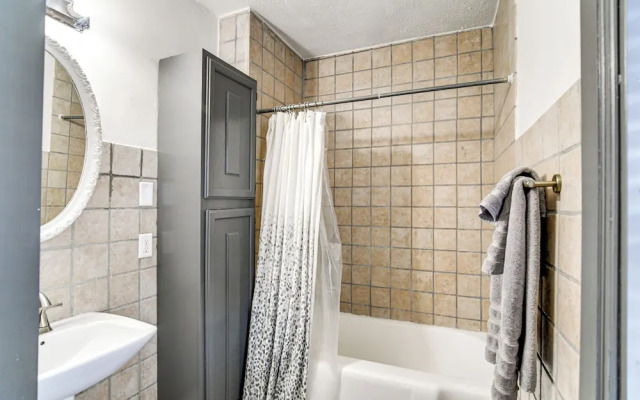 Walkable Location: Welcoming Unit in Omaha